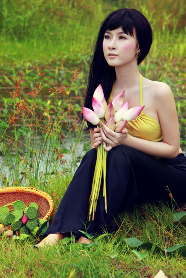 Cùng với những cánh hoa sen, Angela Phương Trinh hiện lên thật đằm thắm, dịu dàng và gợi cảm.
